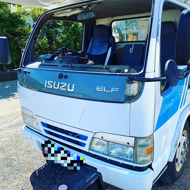 isuzuエルフのフロントガラス修理